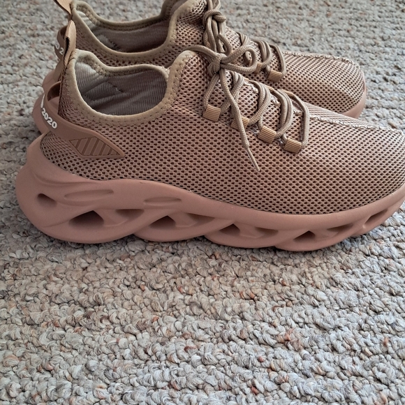 Stylish Tan/peach Sneakers NWOT - Picture 7 of 10